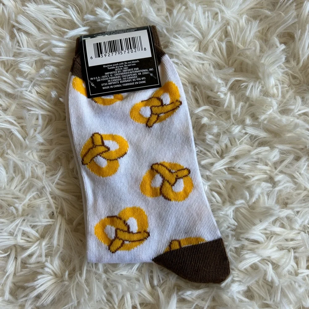 🥨Men’s fashion pretzel socks Brand new in package 🥨